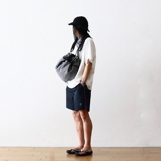 С чем носить темно-серую сумку почтальона в жару: Белая футболка с круглым вырезом и темно-серая сумка почтальона — хорошее решение для мужчин, которые всегда в движении. Любишь смелые сочетания? Можешь дополнить свой образ черными сланцами.