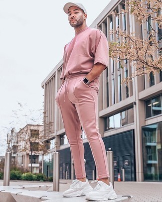 С чем носить розовые спортивные штаны мужчине: Розовая футболка с круглым вырезом и розовые спортивные штаны — превосходная формула для воплощения привлекательного и несложного лука. Что же до обуви, белые кроссовки — самый выигрышный вариант.