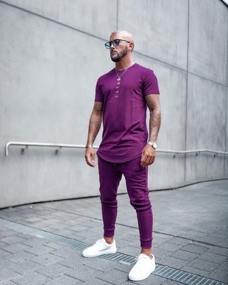 С чем носить светло-фиолетовую футболку мужчине: Светло-фиолетовая футболка и пурпурные спортивные штаны — замечательная формула для воплощения модного и несложного лука. Любишь незаезженные идеи? Закончи ансамбль белыми низкими кедами из плотной ткани.