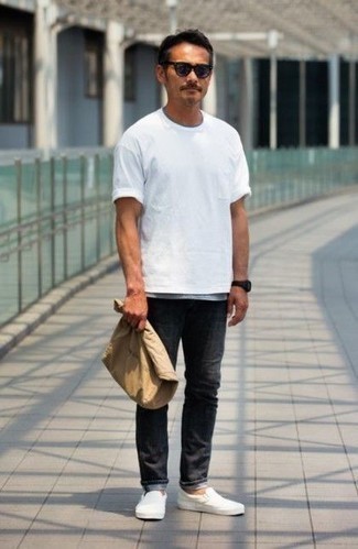 С чем носить черные джинсы за 40 лет мужчине в стиле кэжуал: Сочетание белой футболки с круглым вырезом и черных джинсов позволит создать модный мужской лук. Любители свежих идей могут дополнить образ белыми кожаными слипонами, тем самым добавив в него чуточку изысканности.