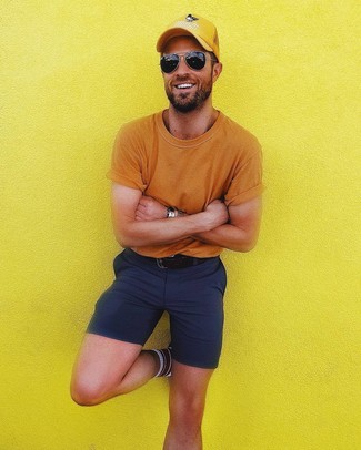 С чем носить бело-темно-синие носки в горизонтальную полоску мужчине в стиле кэжуал: Оранжевая футболка с круглым вырезом и бело-темно-синие носки в горизонтальную полоску — замечательная формула для воплощения привлекательного и практичного образа.