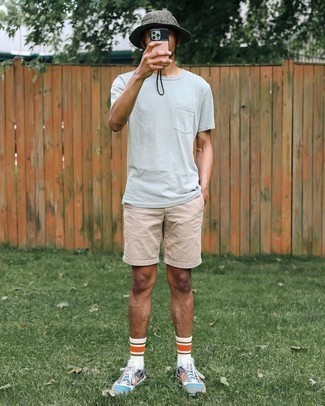 С чем носить разноцветные кроссовки в 30 лет мужчине: Дуэт мятной футболки с круглым вырезом и бежевых шорт позволит подчеркнуть твою мужественность. Разноцветные кроссовки позволят сделать образ не таким официальным.