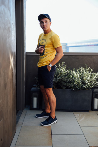 Мужская горчичная футболка с круглым вырезом с принтом от Nike