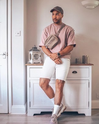 С чем носить джинсовые шорты в 30 лет мужчине: Такой мужской лук из розовой футболки с круглым вырезом и джинсовых шорт смотрится очень ярко, и ты точно не останешься без женского внимания. Этот лук неплохо дополнят коричневые кроссовки.