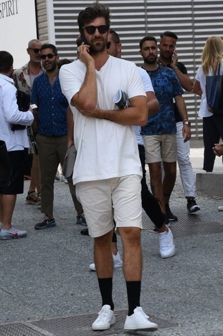 С чем носить кеды за 40 лет мужчине в жару: Белая футболка с круглым вырезом и белые шорты будет прекрасной идеей для расслабленного образа на каждый день. Любишь дерзкие решения? Дополни свой лук кедами.