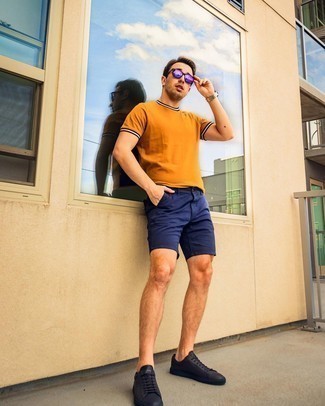 С чем носить темно-синие шорты в 30 лет мужчине лето: Оранжевая футболка с круглым вырезом и темно-синие шорты — беспроигрышный образ, если ты ищешь лёгкий, но в то же время модный мужской образ. В тандеме с этим образом наиболее гармонично выглядят черные кожаные низкие кеды. Нечего и говорить, такой лук станет замечательным выбором в жаркий солнечный день.
