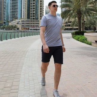 Мода для 30-летних мужчин в жару: Серая футболка с круглым вырезом будет выглядеть прекрасно в сочетании с черными шортами. В тандеме с этим ансамблем органично выглядят серые низкие кеды из плотной ткани.
