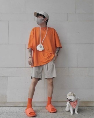 С чем носить серебряный браслет мужчине: Если этот день тебе предстоит провести в движении, сочетание оранжевой футболки с круглым вырезом и серебряного браслета позволит создать практичный лук в повседневном стиле. Этот ансамбль чудесно дополнят оранжевые резиновые сандалии.