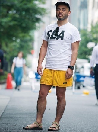 Как носить шорты с сандалиями за 40 лет мужчине в жару: Бело-черная футболка с круглым вырезом с принтом и шорты — превосходное решение для мужчин, которые всегда в движении. Создать интересный контраст с остальными вещами из этого лука помогут сандалии.