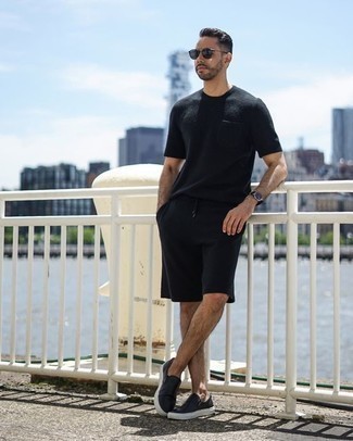 С чем носить слипоны в 30 лет мужчине в жару: Ансамбль из черной футболки с круглым вырезом и черных шорт позволит выглядеть модно, а также подчеркнуть твой индивидуальный стиль. Дополнив образ слипонами, можно получить приятный результат.