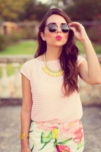 С чем носить желтые украшения в 30 лет в стиле кэжуал: Розовая футболка с круглым вырезом и желтые украшения — хорошая формула для создания стильного и простого образа.