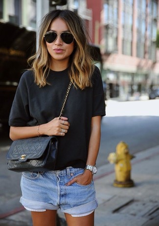Модный лук: черная футболка с круглым вырезом, голубые джинсовые шорты, черная кожаная стеганая сумка через плечо, черно-золотые солнцезащитные очки