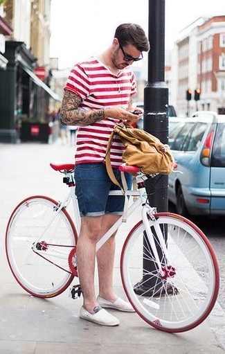 С чем носить темно-синие джинсовые шорты мужчине лето: Бело-красная футболка с круглым вырезом в горизонтальную полоску и темно-синие джинсовые шорты — великолепное решение для молодых людей, которые никогда не сидят на месте. Думаешь сделать лук немного строже? Тогда в качестве обуви к этому луку, выбери белые джинсовые эспадрильи. Такой образ определенно поможет пережить изнурительную летнюю жару.