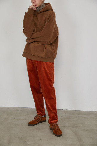 Какие брюки чинос носить с табачными низкими кедами в стиле кэжуал: Комбо из коричневого флисового худи и брюк чинос поможет создать модный мужской лук. Вместе с этим ансамблем стильно будут смотреться табачные низкие кеды.
