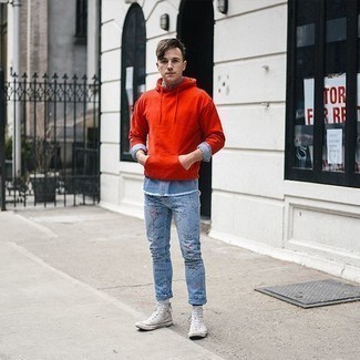 Какие джинсовые рубашки носить с красным худи в 20 лет мужчине в теплую погоду: Красный худи и джинсовую рубашку можно надеть как в офис без дресс-кода, так и на расслабленный вечер с любимой в демократичном кафе. Ты можешь легко адаптировать такой образ к повседневным условиям городской жизни, надев белыми высокими кедами из плотной ткани.
