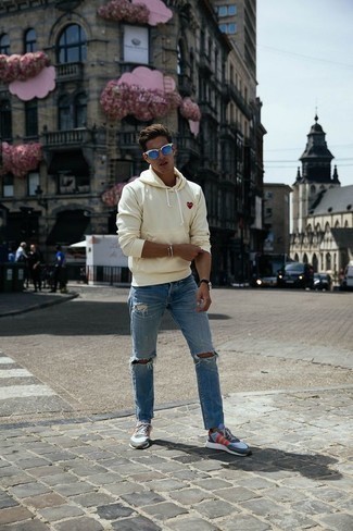 С чем носить бирюзовые кроссовки в 20 лет мужчине в спортивном стиле: Бежевый худи с принтом и голубые рваные джинсы — замечательная формула для воплощения модного и удобного ансамбля. Бирюзовые кроссовки — идеальный выбор, чтобы закончить образ.