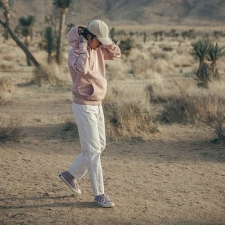 Модный лук: розовый худи, белые джинсы, светло-фиолетовые низкие кеды из плотной ткани, бежевая бейсболка