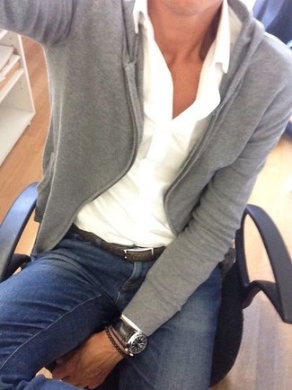 Как носить белую классическую рубашку с темно-синими джинсами мужчине: Составив лук из белой классической рубашки и темно-синих джинсов, можно с уверенностью отправляться на свидание с возлюбленной или встречу с коллегами в непринужденной обстановке.