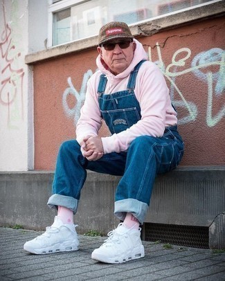С чем носить белые кроссовки за 60 лет мужчине в теплую погоду: Розовый худи и синие джинсовые комбинезон — стильный выбор молодых людей, которые никогда не сидят на месте. Вкупе с этим ансамблем идеально выглядят белые кроссовки.