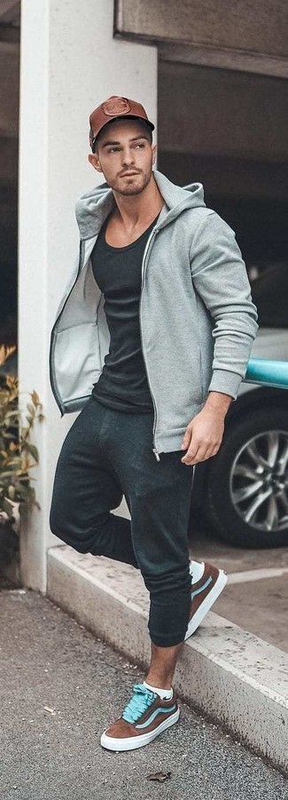 С чем носить серый худи мужчине: Образ из серого худи и темно-серых спортивных штанов - самый простой из возможных образов для активного досуга. Коричневые замшевые низкие кеды добавят луку эффектности.