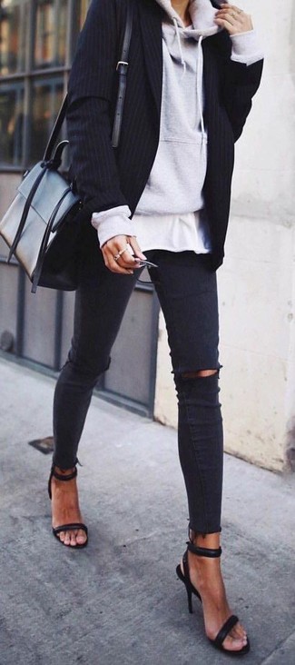 Как носить худи с пиджаком женщине в теплую погоду: Сочетание худи и пиджака пользуется особой популярностью среди ценительниц практичного удобства. Черные кожаные босоножки на каблуке чудесно впишутся в образ.