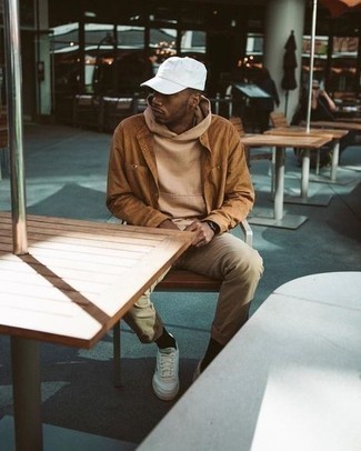 Модный мужской лук: светло-коричневый худи, коричневая вельветовая рубашка с длинным рукавом, бежевые брюки чинос, белые низкие кеды из плотной ткани