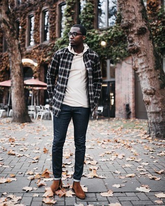 С чем носить темно-коричневые замшевые ботинки челси мужчине осень: Если ты любишь одеваться с иголочки, и при этом чувствовать себя комфортно и нескованно, стоит попробовать это сочетание бежевого худи и темно-синих джинсов. Теперь почему бы не привнести в повседневный лук толику эффектности с помощью темно-коричневых замшевых ботинок челси? Вне всякого сомнения, подобный лук будет выглядеть отлично в ласковый осенний денек.
