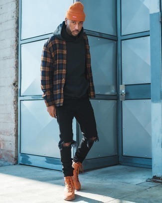 С чем носить оранжевую замшевую обувь мужчине: Если этот день тебе предстоит провести в движении, сочетание черного худи и черных рваных джинсов поможет создать практичный лук в повседневном стиле. Оранжевые замшевые повседневные ботинки добавят образу стильной строгости.
