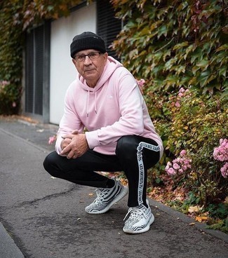 С чем носить черно-белые спортивные штаны за 60 лет мужчине в спортивном стиле: Сочетание розового худи и черно-белых спортивных штанов - очень практично, и поэтому идеально на каждый день. Бело-черные кроссовки — великолепный вариант, чтобы завершить лук.