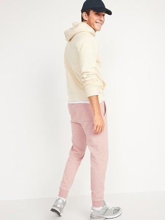 Какие кроссовки носить с розовыми спортивными штанами мужчине: Советуем взять на вооружение это удобное сочетание бежевого худи и розовых спортивных штанов. Пара кроссовок позволит сделать лук более целостным.
