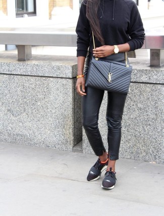 С чем носить узкие брюки в 30 лет осень в спортивном стиле: Черный худи и узкие брюки — неотъемлемые составляющие стильного женского гардероба. Такой лук несложно приспособить к повседневным нуждам, если надеть в паре с ним черные кроссовки. Если хочешь выглядеть незабываемо и по-осеннему ярко, тебе определенно нужно взять этот наряд на вооружение.