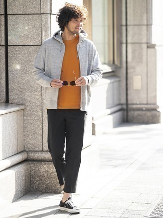 Модный лук: серый худи, оранжевая футболка с круглым вырезом, черные брюки чинос, черно-белые низкие кеды из плотной ткани