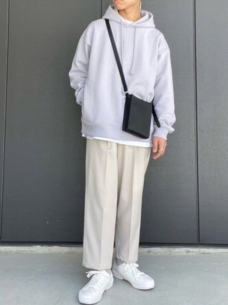 Модный мужской лук: серый худи, белая футболка с круглым вырезом, бежевые брюки чинос, белые низкие кеды из плотной ткани