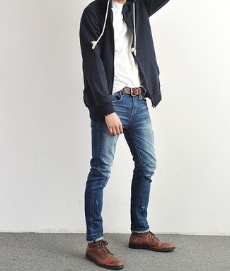 Как носить синие джинсы с темно-коричневыми кожаными повседневными ботинками мужчине в стиле кэжуал: Комбо из темно-синего худи и синих джинсов поможет составить модный мужской лук. В тандеме с темно-коричневыми кожаными повседневными ботинками такой образ смотрится особенно выгодно.