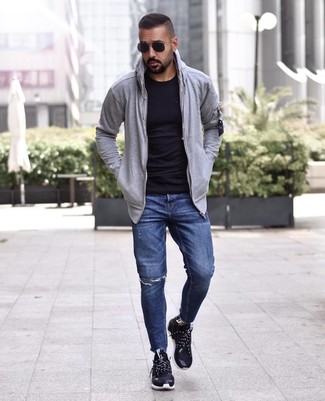 Как носить серый худи с синими джинсами мужчине: Такое простое и комфортное сочетание вещей, как серый худи и синие джинсы, полюбится джентльменам, которые любят проводить дни активно. Любишь смелые сочетания? Тогда закончи свой лук черными кроссовками.