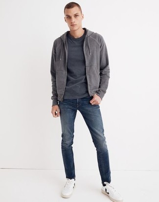 Какие низкие кеды носить с темно-синими джинсами мужчине: Темно-серый худи и темно-синие джинсы — отличный образ, если ты ищешь простой, но в то же время модный мужской образ. Низкие кеды неплохо дополнят этот образ.