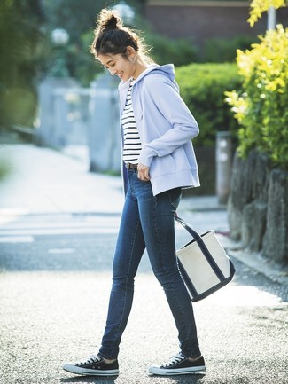 Как носить худи с низкими кедами женщине: Худи и темно-синие джинсы скинни — прекрасная формула для воплощения модного и функционального образа. Что касается обуви, низкие кеды — наиболее подходящий вариант.