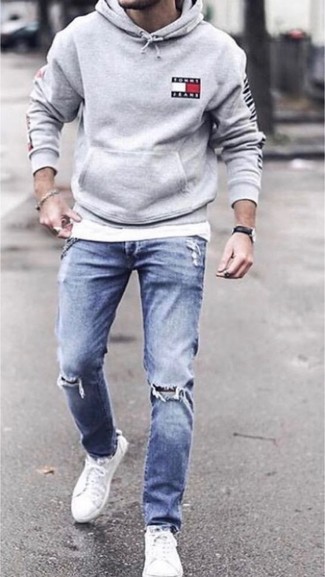 Какие низкие кеды носить с темно-синими джинсами в 20 лет мужчине в спортивном стиле: Серый худи и темно-синие джинсы — отличная формула для создания привлекательного и удобного ансамбля. Вкупе с этим образом великолепно смотрятся низкие кеды.