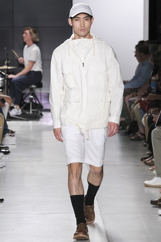 Модный лук: белый худи, белые шорты, коричневые кожаные низкие кеды, белая бейсболка