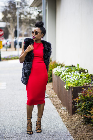 С чем носить красное облегающее платье: Тандем красного облегающего платья и черной меховой безрукавки смотрится очень красиво и современно. Очень модно здесь смотрятся черные кожаные босоножки на каблуке.