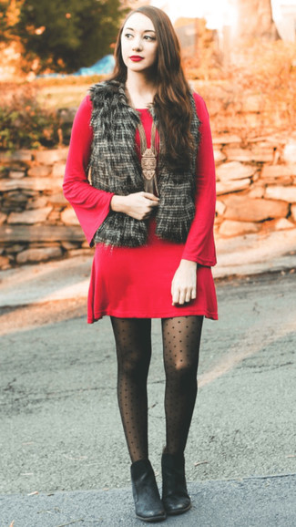 С чем носить черные ботильоны: Черная меховая безрукавка в паре с красным платьем-свитером позволит выразить твой оригинальный личный стиль и выигрышно выделиться из серой массы. Вместе с этим ансамблем чудесно будут смотреться черные ботильоны.