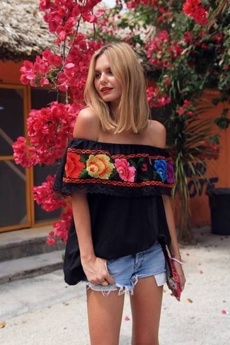 С чем носить разноцветную сумку женщине в жару: Если в одежде ты делаешь ставку на удобство и практичность, черная блуза-крестьянка с вышивкой и разноцветная сумка — замечательный вариант для расслабленного повседневного образа.