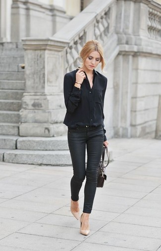 Модный лук: черная блуза на пуговицах, черные джинсы скинни, бежевые кожаные туфли, темно-коричневая кожаная сумка через плечо