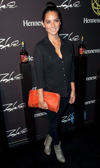 Как Olivia Munn носит Черная блуза на пуговицах, Черные узкие брюки, Серые кожаные ботильоны, Оранжевый кожаный клатч