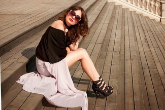 С чем носить замшевые босоножки на каблуке в 30 лет в жару: Черная блузка с длинным рукавом и розовая шелковая длинная юбка — необходимые составляющие в гардеробе дам с чувством стиля. Пара замшевых босоножек на каблуке легко вписывается в этот образ.