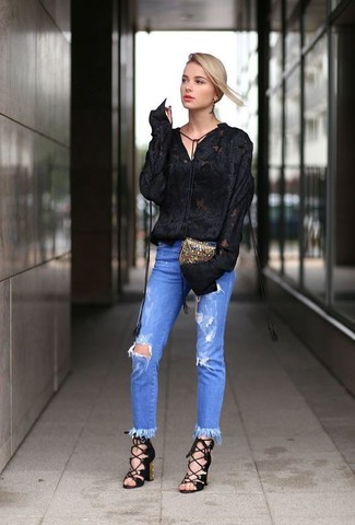 С чем носить синие рваные джинсы в 30 лет женщине в жару в стиле смарт-кэжуал: Черная кружевная блузка с длинным рукавом и синие рваные джинсы — прекрасный вариант для расслабленного, но модного лука. Вкупе с этим образом чудесно выглядят черные замшевые босоножки на каблуке.