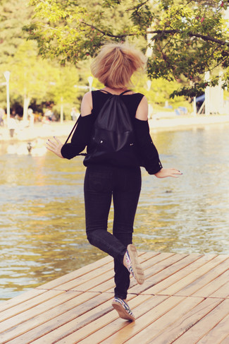 С чем носить темно-синюю обувь в горизонтальную полоску в 30 лет: Черная блузка с длинным рукавом и черные джинсы скинни отлично вписываются в гардероб самых требовательных красавиц. Такой образ легко приспособить к повседневным нуждам, если завершить его темно-сине-белыми эспадрильями в горизонтальную полоску.