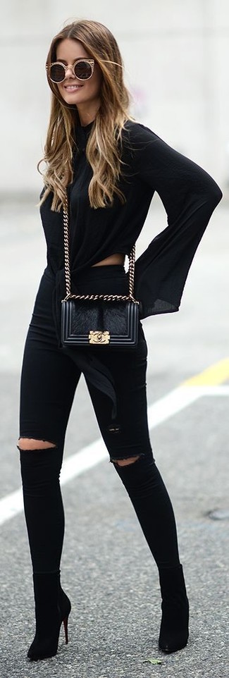 Как носить черные рваные джинсы скинни с черными ботильонами в 30 лет в стиле смарт-кэжуал: Черная блузка с длинным рукавом и черные рваные джинсы скинни надежно обосновались в гардеробе многих модниц, позволяя создавать сногсшибательные и стильные луки. Черные ботильоны неплохо дополнят этот наряд.