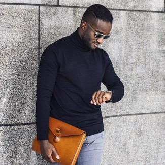 С чем носить светло-коричневый портфель в 30 лет: Если ты делаешь ставку на комфорт и практичность, черная водолазка и светло-коричневый портфель — хороший выбор для модного мужского ансамбля на каждый день.