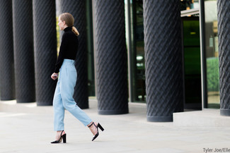 С чем носить голубые классические брюки женщине: Черная водолазка и голубые классические брюки — must have вещи в идеальном женском гардеробе. Очень подходяще здесь выглядят черные кожаные туфли.